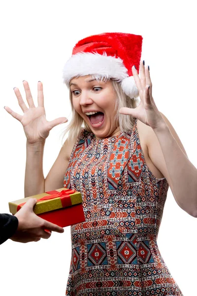 Imagem de mulher alegre em boné Santas e mãos masculinas com presente — Fotografia de Stock