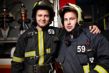 İki itfaiyeci itfaiye aracı arka plan üzerinde görüntü