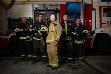 Dört erkek ve kadın itfaiye itfaiye aracı arka plan üzerinde görüntü