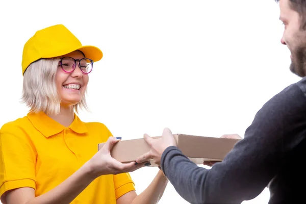 Изображение молодой блондинки-курьера, доставляющей картонную коробку мужчине — стоковое фото