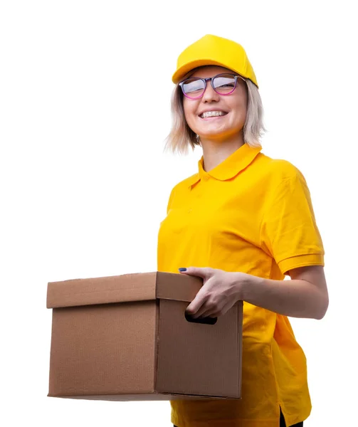 Gambar wanita kurir yang bahagia dengan kacamata dan kaos kuning dengan kotak kardus di tangannya — Stok Foto