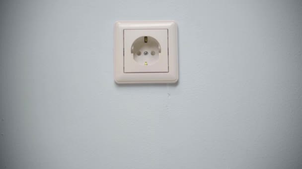 壁のコンセントにバッテリーの壁の充電器 plugget. — ストック動画