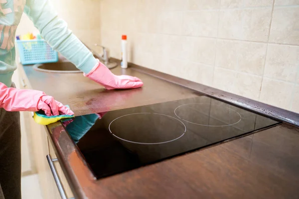 Photo of female hands washing cooktop — Stock Photo, Image