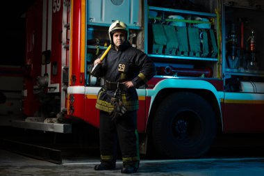 Adam itfaiye eri ile ve tam boy görüntü almak itfaiye istasyonu yakınındaki