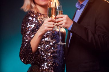 Siyah arka plan üzerine şampanya ile şampanya bardağı çiftle fotoğraf