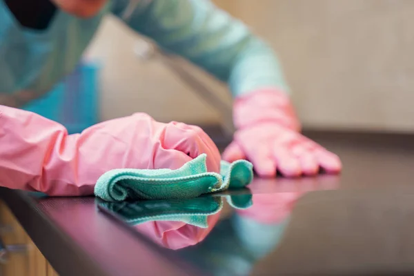 गुलाबी हातमोजे वॉशिंग हॉबमध्ये महिला हात प्रतिमा — स्टॉक फोटो, इमेज