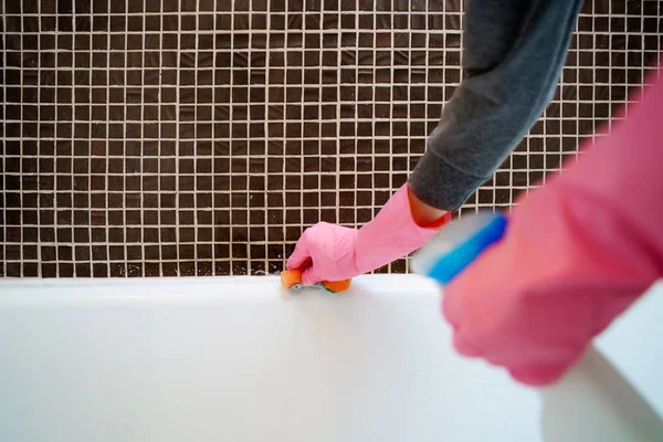 Foto di mani femminili con bagno di lavaggio detergente — Foto Stock