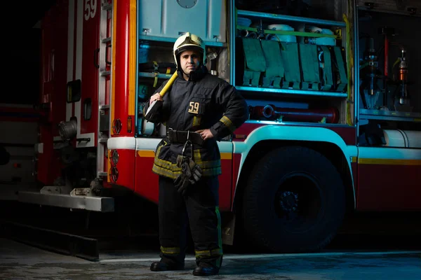 Adam itfaiye eri ile ve tam boy görüntü almak itfaiye istasyonu yakınındaki
