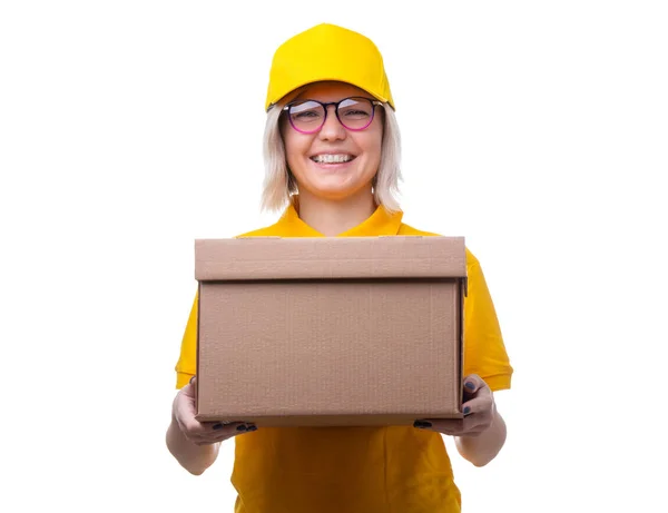 Foto kurir wanita berkacamata dan kaus kuning dengan kotak kardus di tangannya — Stok Foto