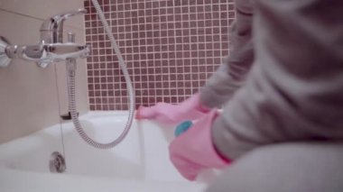 kadın temizlik banyo.