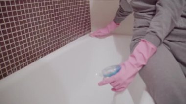 kadın temizlik banyo.