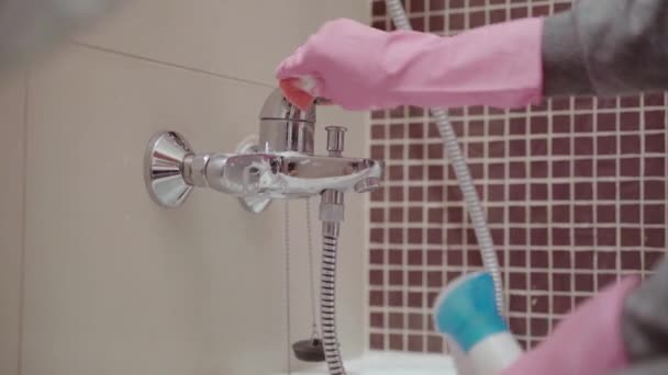 Primer plano de las manos de la mujer en guantes de goma de limpieza fregadero y grifo del baño. Concepto de limpieza del hogar . — Vídeo de stock