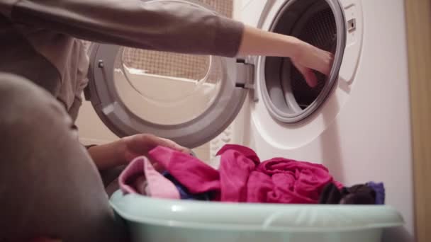 Vrouw laden Wasserij tot de wasmachine — Stockvideo