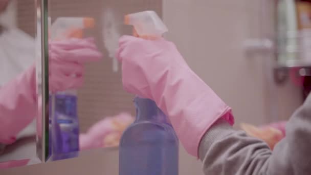 Woman washing the mirror in the bathroom room. — Stock Video