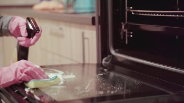 Νεαρή γυναίκα καθαρισμού φούρνου — Αρχείο Βίντεο