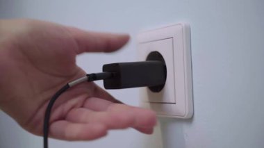 Bir el bitirdiğinden usb duvar şarj cihazı yakın çekim.