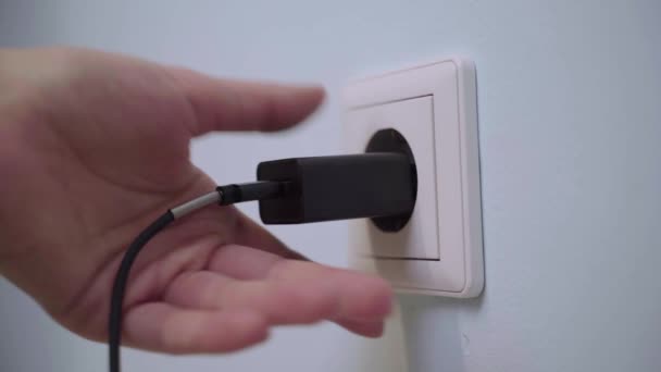Gros plan d'une main débrancher chargeur de mur USB . — Video