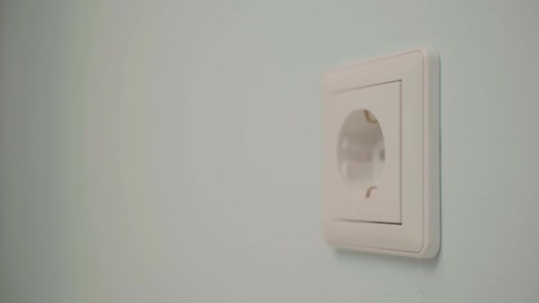 여자 손 벽 소켓에 검은 전화 충전기 어댑터 플러그. — 비디오