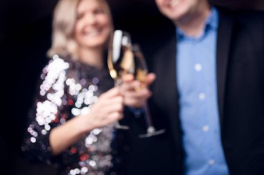 Şampanya bardağı Studio ile mutlu çift