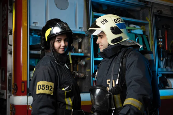 Imagem de bombeiro homem e mulher no caminhão de bombeiros — Fotografia de Stock