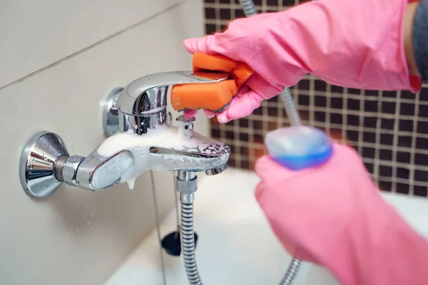 Vrouw s hand in rubberen handschoenen wassen van Bad mixer — Stockfoto