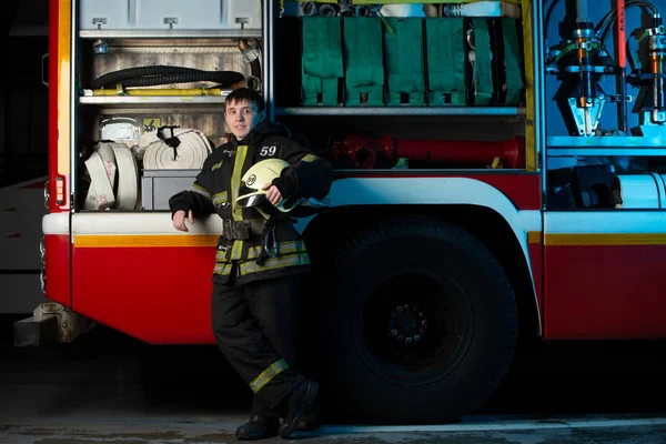 Фото пожарного возле пожарной машины — стоковое фото