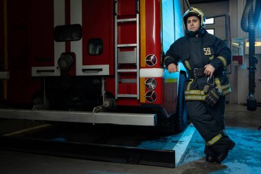 Adam itfaiyeci itfaiye aracı, tam uzunlukta resmi