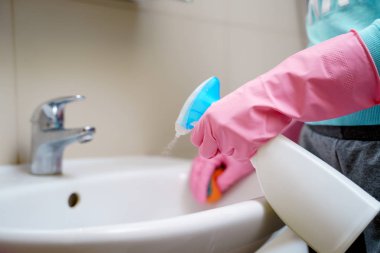 Kadın görüntüsünü lavabo, banyo yıkama lastik eldiven eller