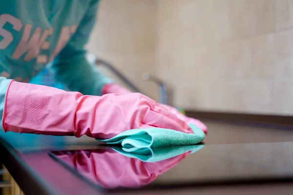 Afbeelding van handen in roze handschoenen wassen kookplaat — Stockfoto