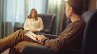 Psikolog, kadın hasta. Ruh sağlığı kavramı.