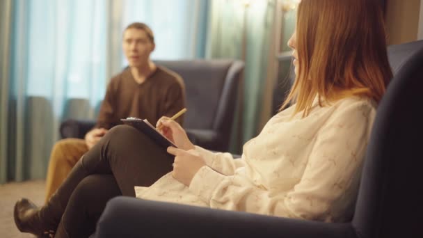 Psycholoog van de vrouw en haar patiënt. Begrip van de geestelijke gezondheid. — Stockvideo