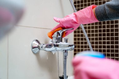 Kadın s El Temizleme Aracısı yıkama küvet bataryası ile pembe lastik eldiven
