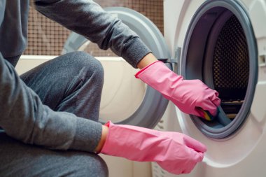 Erkek resmi pembe lastik eldiven çamaşır yıkama makinesine eller