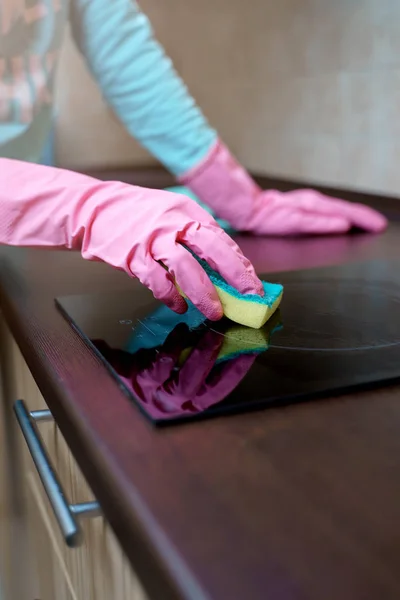 Kép női kezek a rózsaszín gumikesztyűt mosógép a hob — Stock Fotó