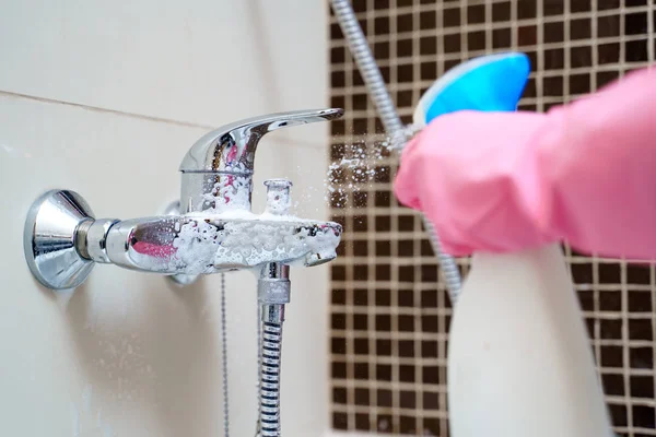 Kadının görüntüsünü pembe lastik eldiven küvet karıştırıcı yıkama eller