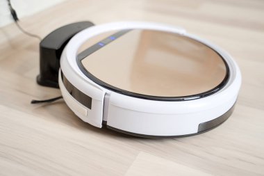 Robot elektrik süpürgesi şarj edildikten sonra.