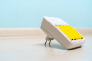 Resmi iki sarı pil şarj cihazı