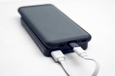 Beyaz yüzey üzerinde siyah powerbank fotoğrafı