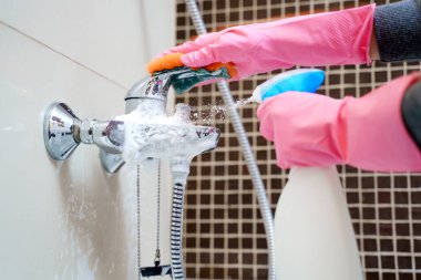 Pembe eldivenleri küvet karıştırıcı yıkama elinde görüntü