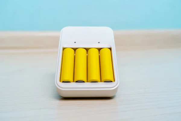 Foto do carregador com duas baterias — Fotografia de Stock