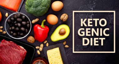 Fotoğraf siyah taş tablo diyet ürünleri. Ketogenic diyet kavramı.