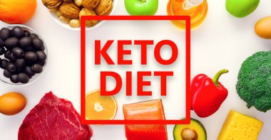 Et, balık, peynir, yumurta, sebze, meyve, zeytin, ceviz beyaz arka plan üzerinde parça üzerine fotoğraf. Ketogenic diyet için malzemeler.