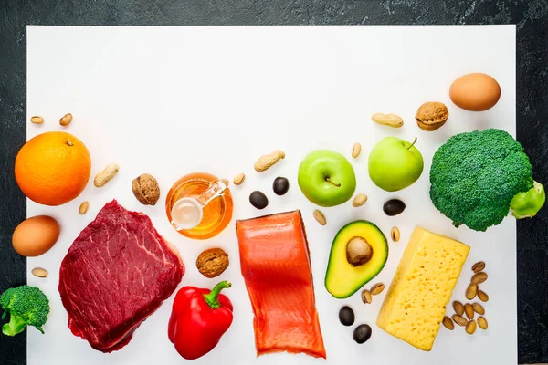 Foto de produtos úteis para dieta na superfície branca . — Fotografia de Stock