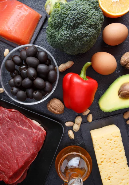 Foto di prodotti per la dieta chetogenica sul tavolo di pietra nera . — Foto Stock