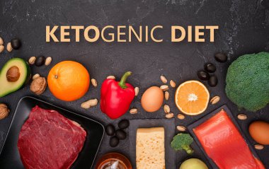 Ketogenic diyet kavramı. Fotoğraf Studio siyah taş masada gıda ürünlerinin.