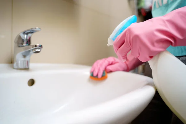 Imagen de las manos en guantes de goma rosa lavabo en baño — Foto de Stock