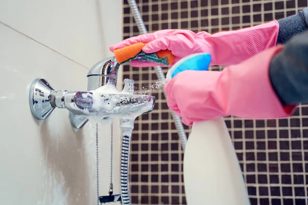 Imagem Mãos Femininas Luvas Borracha Rosa Lavando Misturador Banheira Apartamento — Fotografia de Stock