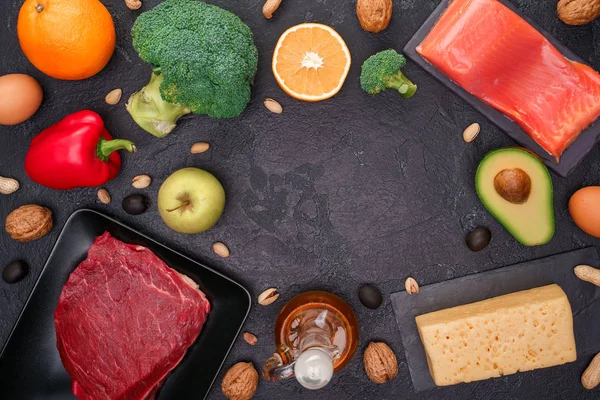 Foto de produtos alimentícios na mesa de pedra preta no estúdio . — Fotografia de Stock