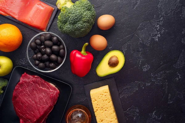 Foto di prodotti per dieta su tavolo di pietra nero. Posto per iscrizione sul lato della foto . — Foto Stock