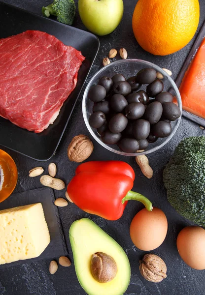 Görüntü siyah taş masada ketogenic diyet ürünleri. — Stok fotoğraf